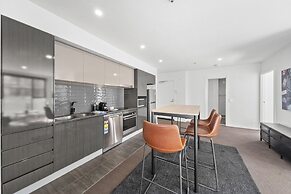 Bright 2-bed Apartment With Scenic Balcony