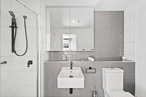 Bright 2-bed Apartment With Scenic Balcony