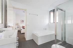 Spacious Two-bedroom Apartment Near Hospital