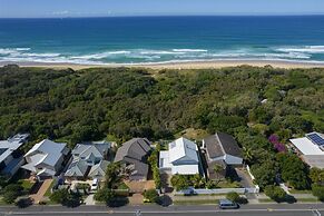 Beachfront 3-bed With Private Pool & Fireplace