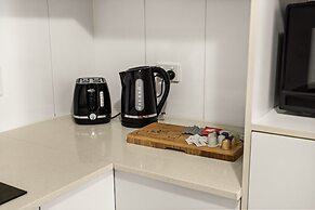 South Brisbane 2BR Apt With Gym & Sauna Access