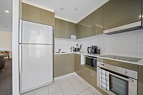 Glorious Central Canberra 1-bed With Pool & Sauna