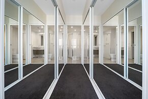 Glorious Central Canberra 1-bed With Pool & Sauna