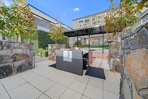 Glorious Central Canberra 1-bed With Pool & Sauna