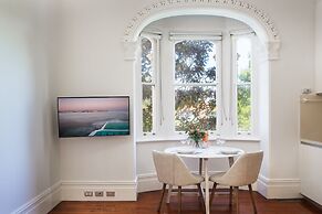 Ravenscourt's Studio Apartment Close to Everything