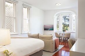 Ravenscourt's Studio Apartment Close to Everything