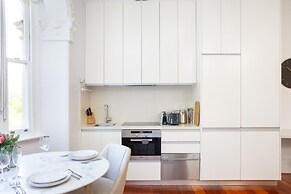 Ravenscourt's Studio Apartment Close to Everything