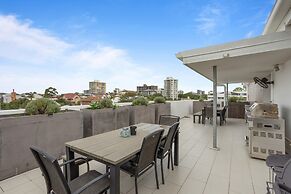 Sleek 2-bed With Balcony and Communal BBQ Area