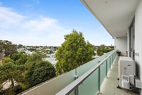 Sleek 2-bed With Balcony and Communal BBQ Area