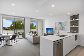 Sleek 2-bed With Balcony and Communal BBQ Area