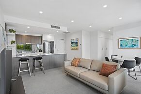 Sleek 2-bed With Balcony and Communal BBQ Area