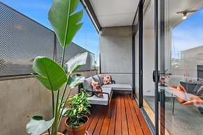 Vibrant 2-bed Apartment Near St Kilda Beach