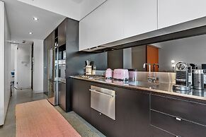 Vibrant 2-bed Apartment Near St Kilda Beach