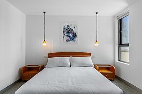 Vibrant 2-bed Apartment Near St Kilda Beach