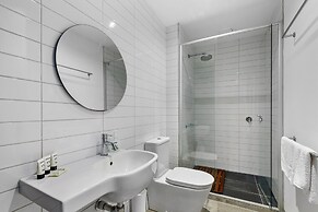 Vibrant 2-bed Apartment Near St Kilda Beach