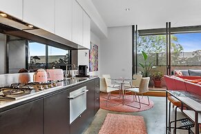 Vibrant 2-bed Apartment Near St Kilda Beach