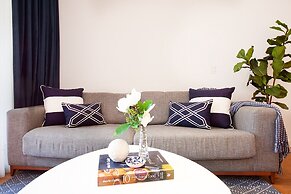 Stylish Studio With Balcony Near Darling Square
