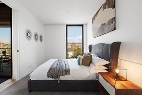 Chic 1-bed With a Sleek Balcony Near Shops