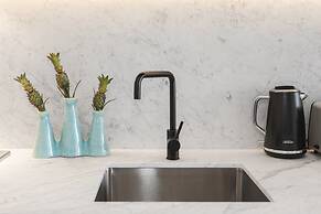 Chic 1-bed With a Sleek Balcony Near Shops