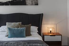 Chic 1-bed With a Sleek Balcony Near Shops
