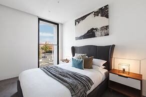 Chic 1-bed With a Sleek Balcony Near Shops