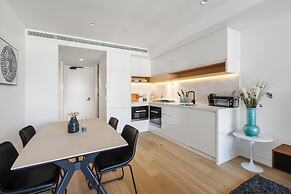 Chic 1-bed With a Sleek Balcony Near Shops