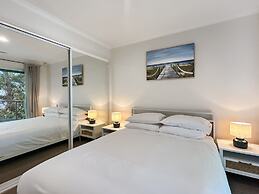 Spacious 4-bed Home With Coastal Charm