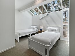 Spacious 4-bed Home With Coastal Charm