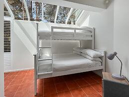 Spacious 4-bed Home With Coastal Charm