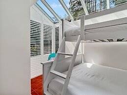 Spacious 4-bed Home With Coastal Charm