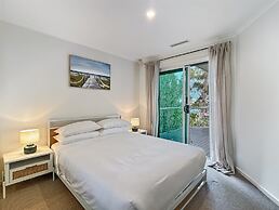 Spacious 4-bed Home With Coastal Charm