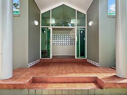 Spacious 4-bed Home With Coastal Charm