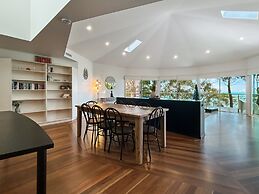 Spacious 4-bed Home With Coastal Charm