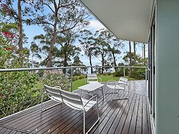 Spacious 4-bed Home With Coastal Charm