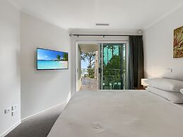 Spacious 4-bed Home With Coastal Charm