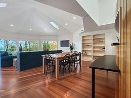 Spacious 4-bed Home With Coastal Charm