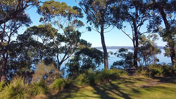 Spacious 4-bed Home With Coastal Charm