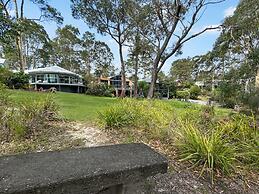 Spacious 4-bed Home With Coastal Charm