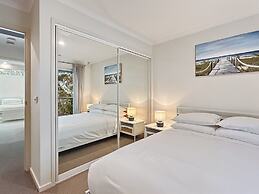 Spacious 4-bed Home With Coastal Charm