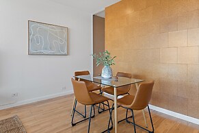 Modern 1-bed, City Skyline Views & Close to Shops