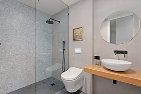 Modern 1-bed, City Skyline Views & Close to Shops