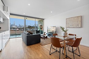 Modern 1-bed, City Skyline Views & Close to Shops