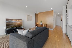 Modern 1-bed, City Skyline Views & Close to Shops