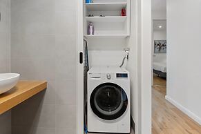 Modern 1-bed, City Skyline Views & Close to Shops