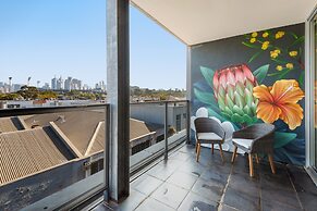 Modern 1-bed, City Skyline Views & Close to Shops