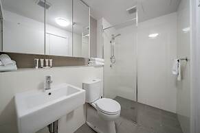 Lakeside 1-bed With A/c, Parking & Balcony