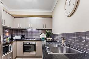 Cairns 2BR Palms Stay Top Floor Pool View