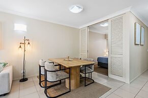 Cairns 2BR Palms Stay Top Floor Pool View