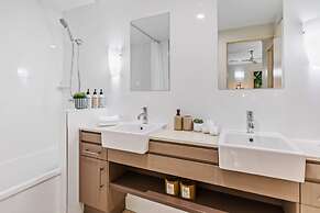 Cairns 2BR Palms Stay Top Floor Pool View