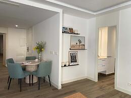 w Trendy 2BR w Sunny Terrace in Chueca